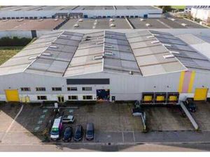 Bâtiment industriel avec quais de chargement et bureaux