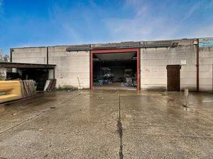 +++ SIGNATURE DE BAIL EN COURS +++ Entrepot de 290m²