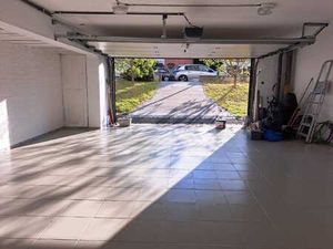 Spacieux garage-dépôt fraîchement rénové