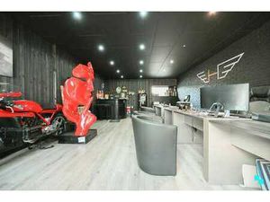 Ruim magazijn met kantoorruimtes en woonst te Lendelede