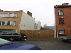 Un terrain à bâtir avec 2 garages