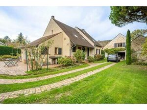 Maison de 7 pièces de 210 m² située à La Celle-les-Bordes