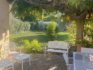 Maison de plain-pied à rénover avec grand jardin arboré