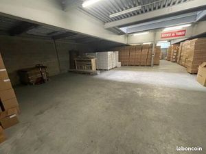 Local industriel 374 m²