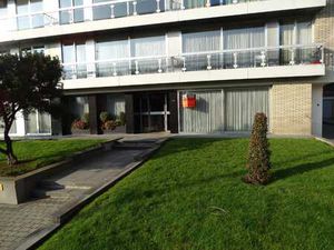 Praktijkruimte/burelen/appartement met 2 ingangen + garage