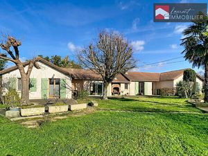 Spacieuse maison de plain pied  174 m²  Garages et agréable terrain au calme