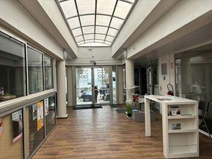 Location Bureaux et commerces aux Sables-d'Olonne (85100) : à louer / 95m² Les Sables-d'Ol