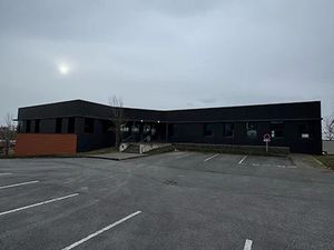 Location locaux professionnels 800 m² à Reims (51100)  8 667 €