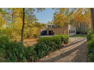 Villa architecturale de plain-pied dans un quartier résid...