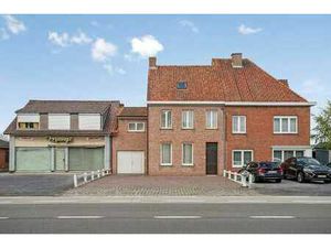 Maison avec entrepôt et terrain à bâtir à vendre à St. Elooi