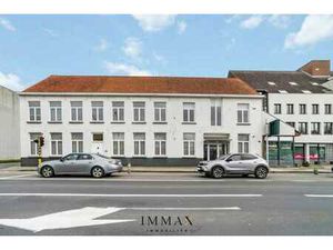 Bâtiment historique 'Cour de Versailles'