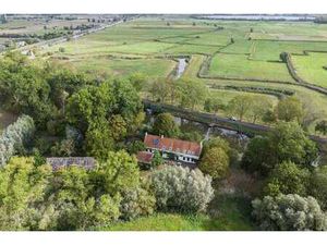 Propriété rurale unique située à Lo-Reninge au bord de l'eau