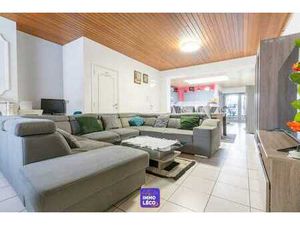 Maison avec beaux volumes et jardin.