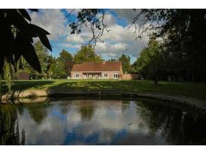 Résidence sur un domaine de 13.871 m² avec piscine et étang