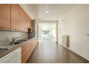 Uitstekend gelegen ruime gezinswoning met 4 slaapkamers e...