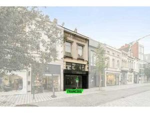 Immeuble commercial avec spacieuse habitation dans la Rue d…
