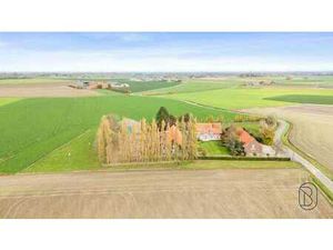 Magnifique ferme carrée avec 2 granges + hangar sur 1 ha.