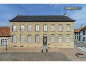 Manoir avec garage spacieux à vendre à Izenberge.