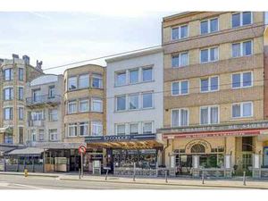 Propriété commerciale avec appartement et studio à La Panne