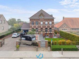 Uniek gerenoveerd erfgoedpand met restaurant  twee appart...