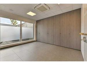 Kantoor- of praktijkruimte met 3 staanplaatsen