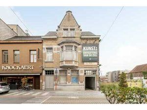 Galerij met authenieke woning!