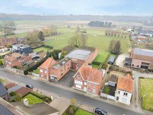 Ruime opslagplaats met voorliggende parkeerplaats te Izeg...