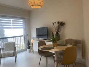 Appartement meublé d'une chambre avec vue frontale sur la me