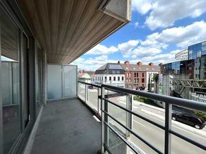 Instapklaar twee-slaapkamerappartement met 2 terrassen te...