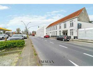 Bâtiment historique 'Cour de Versailles'