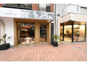 Bel immeuble commercial  situé du côté ensoleillé de l'aven