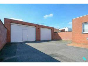 Magazijn van 300 m² op goede locatie te Izegem