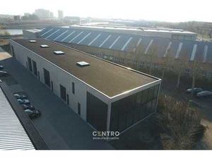 NB OPSLAGRUIMTE (237m²)  met hoge sectionaalpoort en priv...