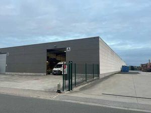 Entrepôt d'environ 240 m² dans un excellent emplacement à Me
