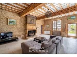 Maison en pierres dorées dans un château avec vue Mont-Blanc