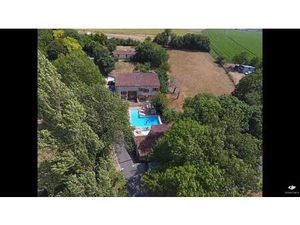 Villa plain-pied avec 4 gîtes  piscine et jardin. Saint-Jean-d'Angély