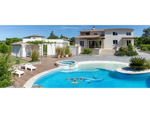 Vente maison Saint cannat  177m² 8 pièces 949 000€ avec piscine