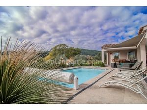 Rare à Cotignac – Villa contemporaine avec piscine  dans un écrin de calme et de nature