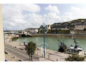 Port en Bessin  Immeuble de rapport (2 appartements rénovés) avec vue sur le Port.