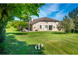 Fermette lumineuse avec dépendances