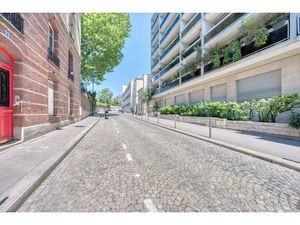 PLACE D'ITALIE - LES GOBELINS  Bureaux Traversant sur rue Calme et Jardin