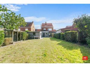 Te renoveren alleenstaande woning met 3 slaapkamers  Westgerichte tuin en garage in het ce