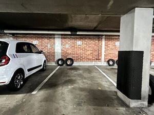 Ondergrondse autostaanplaats in residentieel appartementsgebouw