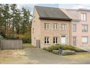 Woning op toplocatie met ruime tuin en zicht op bosgebied.
