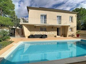 Ensemble immobilier  avec gîtes  piscine et garages à L'Isle sur la Sorgue