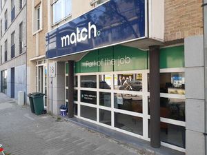 Uitstekend gelegen commercieel pand met parkeermogelijkheden !