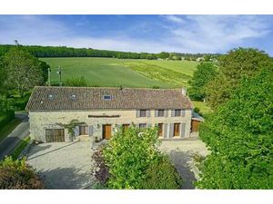 Ancienne Ferme en Pierre  Emplacement Privilégié  5 Chambres  4 Salles de Bains  Piscine .