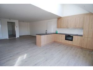 Volledig gerenoveerd duplex-appartement met 2 slaapkamers in het centrum van Maaseik met m