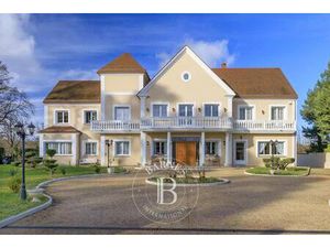 Proche Rambouillet  1026m2 habitables avec piscine intérieure sur 3300m2 de terrain.