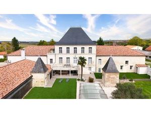 Maison de luxe 37 chambres en vente Roullet-Saint-Estèphe  Nouvelle-Aquitaine